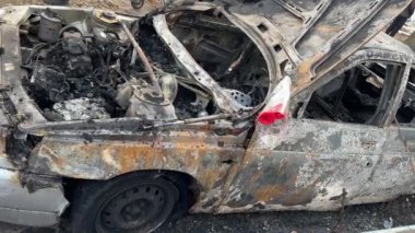 Bombalanmış bir şehrin gerçek görüntüleri. Ukrayna 'daki bombalamadan sonra. Füze saldırısından sonra bir araba..