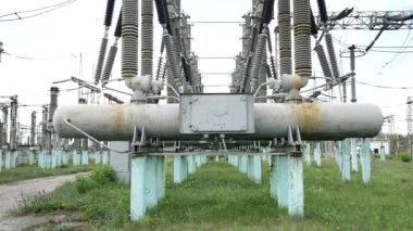 Yüksek voltajlı elektrik santrali. Yüksek direkli elektrik santrali ve voltaj dağıtım kabloları. Enerji, elektrik, dağıtım ve dağıtım kavramı