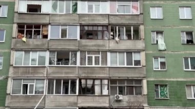 Füze saldırısından sonra ev patlamasının sonuçları. Füze saldırısı. Yanan bina, roket patlaması, bina, kurtarma ekipleri..