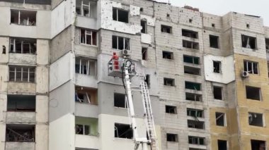 Füze saldırısından sonra ev patlamasının sonuçları. Füze saldırısı. Yanan bina, roket patlaması, bina, kurtarma ekipleri..