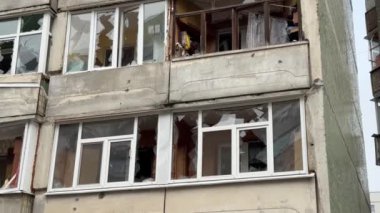 Füze saldırısından sonra ev patlamasının sonuçları. Füze saldırısı. Yanan bina, roket patlaması, bina, kurtarma ekipleri..