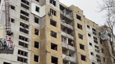 Füze saldırısından sonra ev patlamasının sonuçları. Füze saldırısı. Yanan bina, roket patlaması, bina, kurtarma ekipleri..