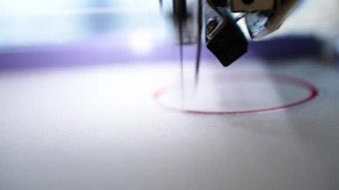 Tekstil endüstrisinde tekstil fabrikalarında şirket logosu işleme sürecinde nakış makinesi. Kumaş endüstrisi için dokuma makinesi. Dikiş atölyesi ya da giysi fabrikası.