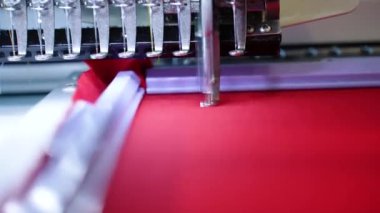Tekstil endüstrisinde tekstil fabrikalarında şirket logosu işleme sürecinde nakış makinesi. Kumaş endüstrisi için dokuma makinesi. Dikiş atölyesi ya da giysi fabrikası.