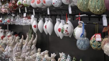 Bir sürü yeni yıl oyuncağı, süslemesi, balosu. Yeni yıl hediyeleri, mağazanın rafında Noel ağacı süslemeleri, mağazanın vitrininde yeni yıl oyuncakları. Noel ağacı için yeni yıl süslemeleri.