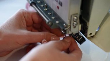 Tekstil endüstrisinde tekstil fabrikalarında şirket logosu işleme sürecinde nakış makinesi. Kumaş endüstrisi için dokuma makinesi. Dikiş atölyesi ya da giysi fabrikası.