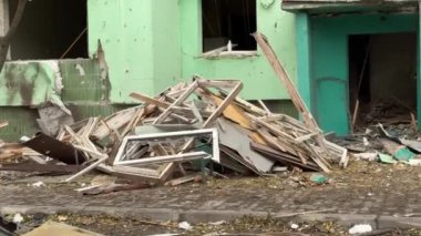 Füze saldırısından sonra ev patlamasının sonuçları. Füze saldırısı. Yanan bina, roket patlaması, bina, kurtarma ekipleri..