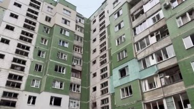 Füze saldırısından sonra ev patlamasının sonuçları. Füze saldırısı. Yanan bina, roket patlaması, bina, kurtarma ekipleri..