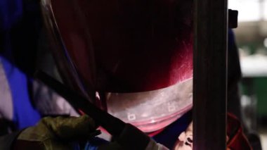Kaynakçının kaynakçı parçalarını yarı otomatik kaynak makinesiyle yakın çekimde. Ağır sanayi fabrikasında çalışan bir işçi sıkı çalışmasını yapıyor. Sanayi tarzı ve iş.