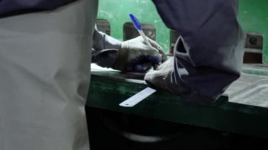 Profesyonel tamirciye, işçiye, karanlık garajda kontrol ve onarıma, profesyonel atölyeye yakın..