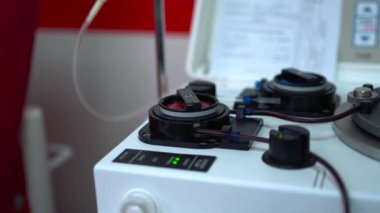 Yakın plan. Kan nakli makinesi. Kan bağışta kullanılmak üzere filtre makinesinde dolaşıyordu. Bir sağlık tesisinde kan filtreleme makinesi