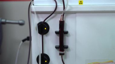 Yakın plan. Kan nakli makinesi. Kan bağışta kullanılmak üzere filtre makinesinde dolaşıyordu. Bir sağlık tesisinde kan filtreleme makinesi