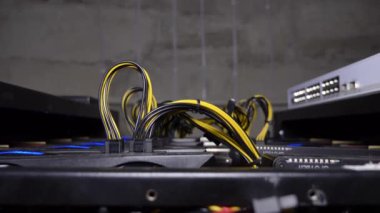 Bilgisayarın içinde, video kartı ve işlemcinin işi, madencilik.