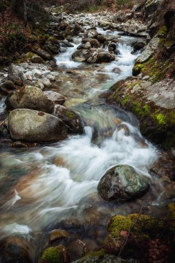 Bir sürü şelale ve şelalenin olduğu güzel bir nehir manzarası..
