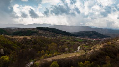 Dağların üzerinde güzel manzaralı dramatik bir gökyüzü..