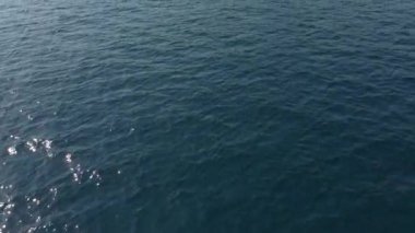 Yunanistan 'da denize yakın uçmak.