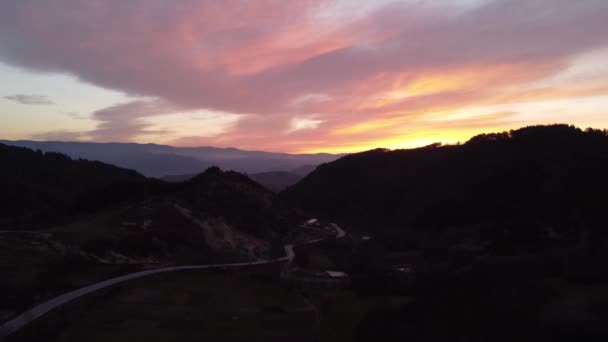 雲の上に鮮やかな色で朝の美しい日の出 — ストック動画