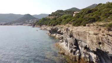 Sahil şeridine yakın uçuyor ve suyun üzerinde uçurumlar..