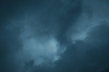 Karanlık ve kasvetli bulutlar bir fırtına oluşturuyor..