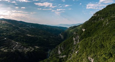 Vadinin üzerindeki güzel sabah drone manzarası.