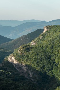 Güzel bir vadi manzarası ve büyük uçurumlar.