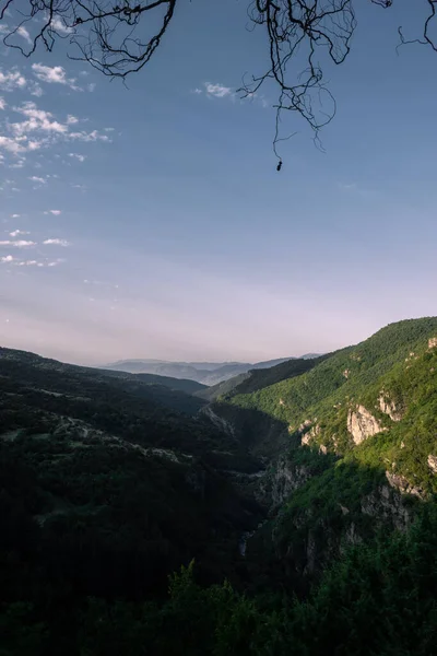 Gökyüzünde güzel renkler, vadiden aşağı destansı manzara.