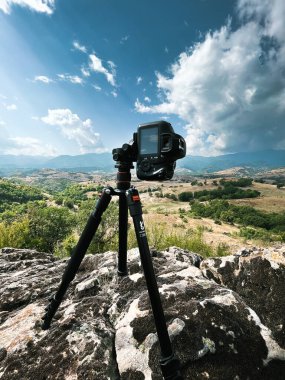 Bir tripodun üzerinde peyzaj fotoğrafları çeken bir DSR fotoğrafı..