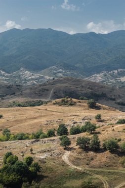 Bulgar toprakları gün ortasında güneşin altında.