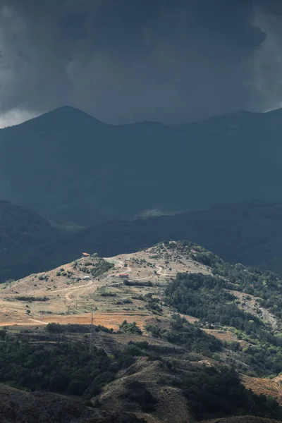 Bulgaristan 'daki dağların üzerinde destansı ve kasvetli bir gökyüzü.
