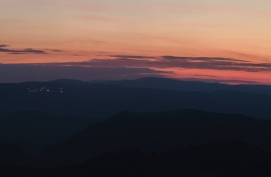 Güneş doğmadan önce Bulgar topraklarını kaplayan destansı manzara manzarası.