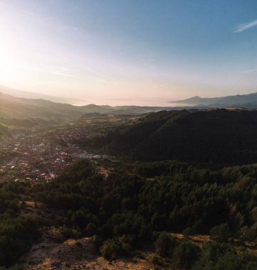 Bulgaristan 'ın Breznitsa kentinde bir İHA ile destansı dikey manzara.