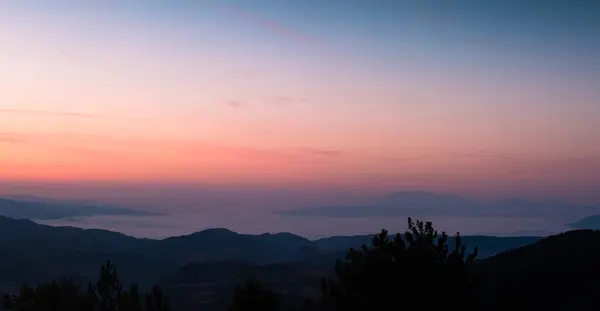 Renkli gökyüzü ve sisli tepelerle şaşırtıcı ve canlı bir sabah..