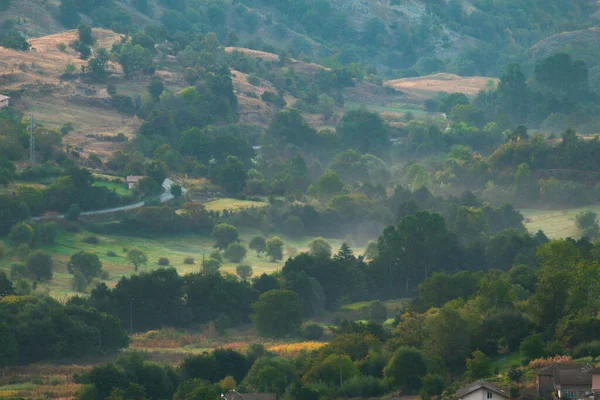 Sabahın erken saatlerinde Breznitsa köyünün yakınlarında soğuk tonlarda..