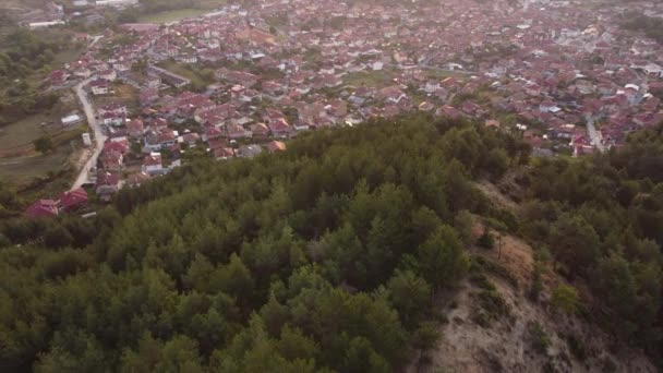 Vídeo Drone Avançando Sobre Uma Montanha Capturando Toda Aldeia Breznitsa — Vídeo de Stock
