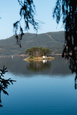 İçinde küçük bir ada olan gölün güzel manzarası..