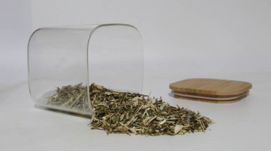 Ekinezya bitkisi küçük bir kavanozdan döküldü..