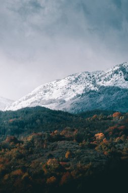 Sonbaharda dağlarda kışa geçiş oluşur..