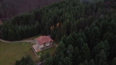 Dağların altındaki sisli ormanda küçük bir villa..