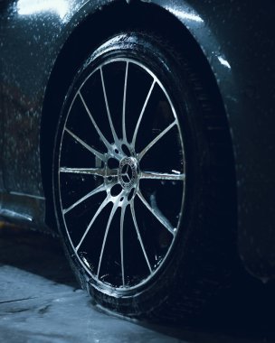 Bulgaristan - 05: 29: 2024: Islak Mercedes 450 S lastikli ve sabunlu.