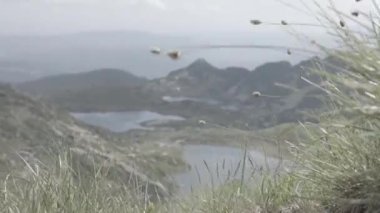 Bulgaristan 'daki Rila Dağı' nın tepesinden 3 gölün çerçeve ve güzel arka plan zirveleri ve bulutlu gökyüzü ile destansı bir manzara.