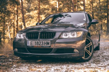 Bulgaristan - 10 02 2024: BMW e90 3 serisinin güzel fron görüntüsü.