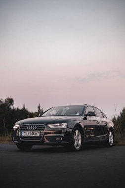 Bulgaristan - 10 02 2024: Siyah Audi S4 dışarıda park halinde.