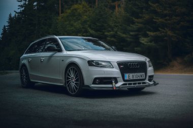 Bulgaristan - 10 02 2024: Yolun kenarına park edilmiş güzel beyaz Audi S4 combi.