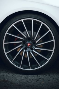 Bulgaristan - 10 02 2024: Beyaz Audi 'de güzel jantlar.