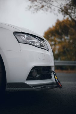 Bulgaristan - 10 02 2024: Audi S4, karbon fiber dudak ve farların ön ucu.