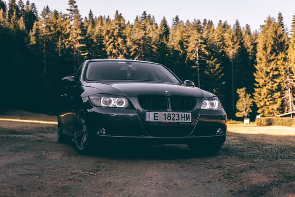 Bulgaristan - 10 02 2024: 3 serisi BMW e90 'da melek gözleri farlar.