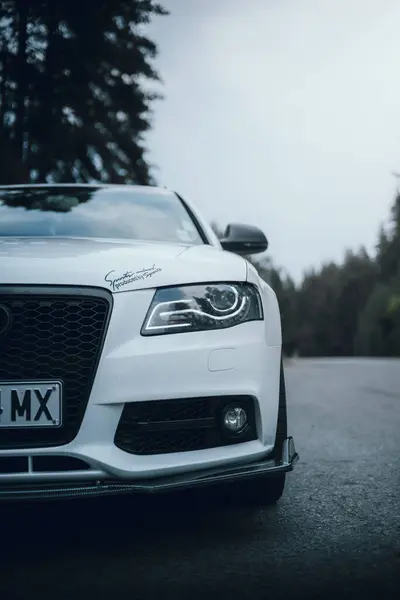 Bulgaristan - 10 02 2024: Audi S4 farının ön açısı.