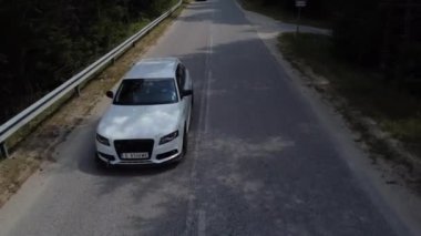 Bulgaristan - 10 22 2024: Yukarıdan gelen beyaz bir Audi ve 4K 30fps 'lik bir İHA takibi.