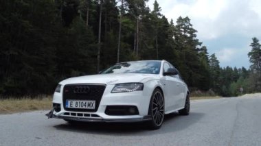Bulgaristan - 10 22 2024: 4K 30fps 'lik beyaz bir Audi S4' ün yan görüntüsü.
