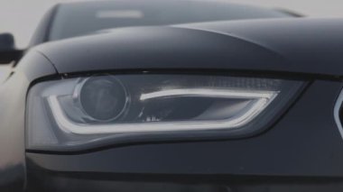 Bulgaristan - 10 22 2024: Audi A4 'ün far görüntülerini kapatın. CLog 3 'te 4K 60fps düzenleme olmadan.